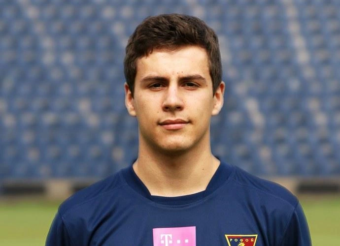 8705004_napastnik_filip_kozlowski_690x571
